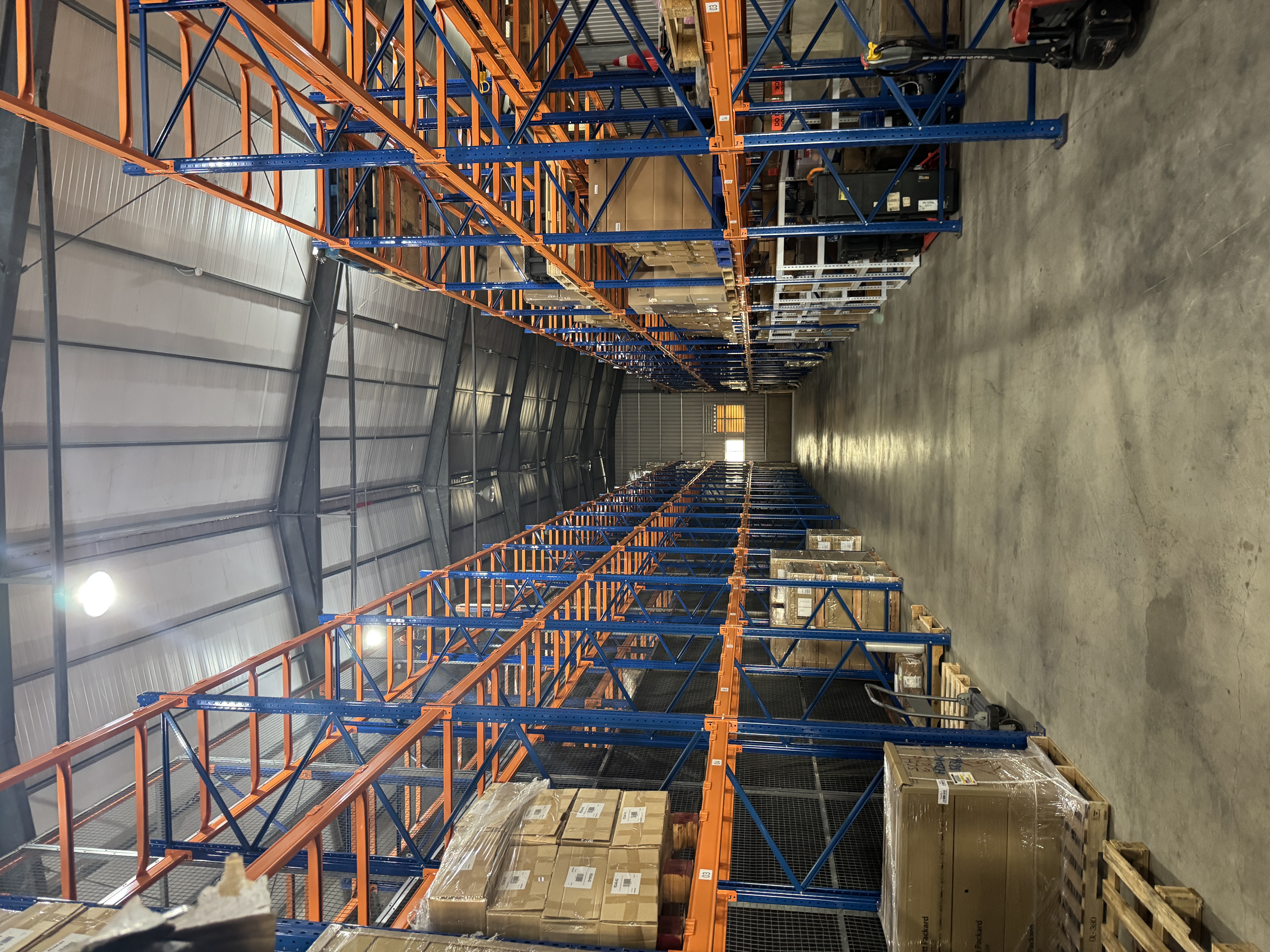 霖鍵通運現代化倉儲貨架系統，擁有900+倉儲庫位專業管理服務