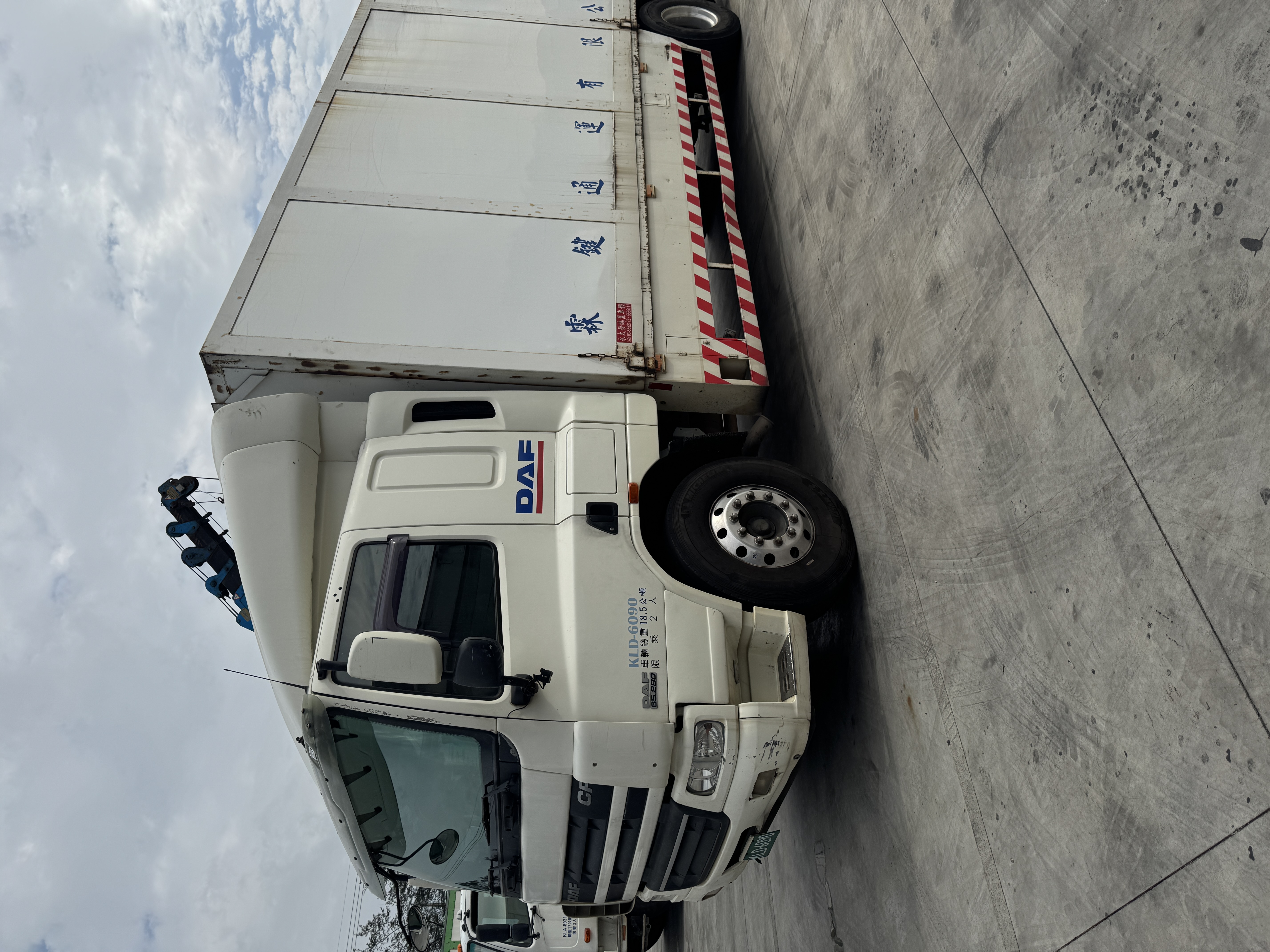 霖鍵通運多樣化專業車隊包含冷藏車、電動尾門車、鷗翼車等各式物流運輸工具