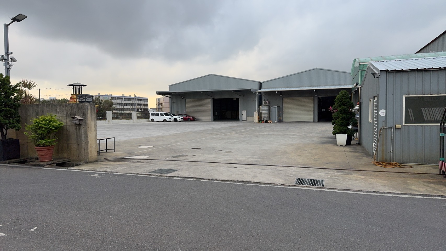 霖鍵通運倉庫大門，便捷的貨物進出管理