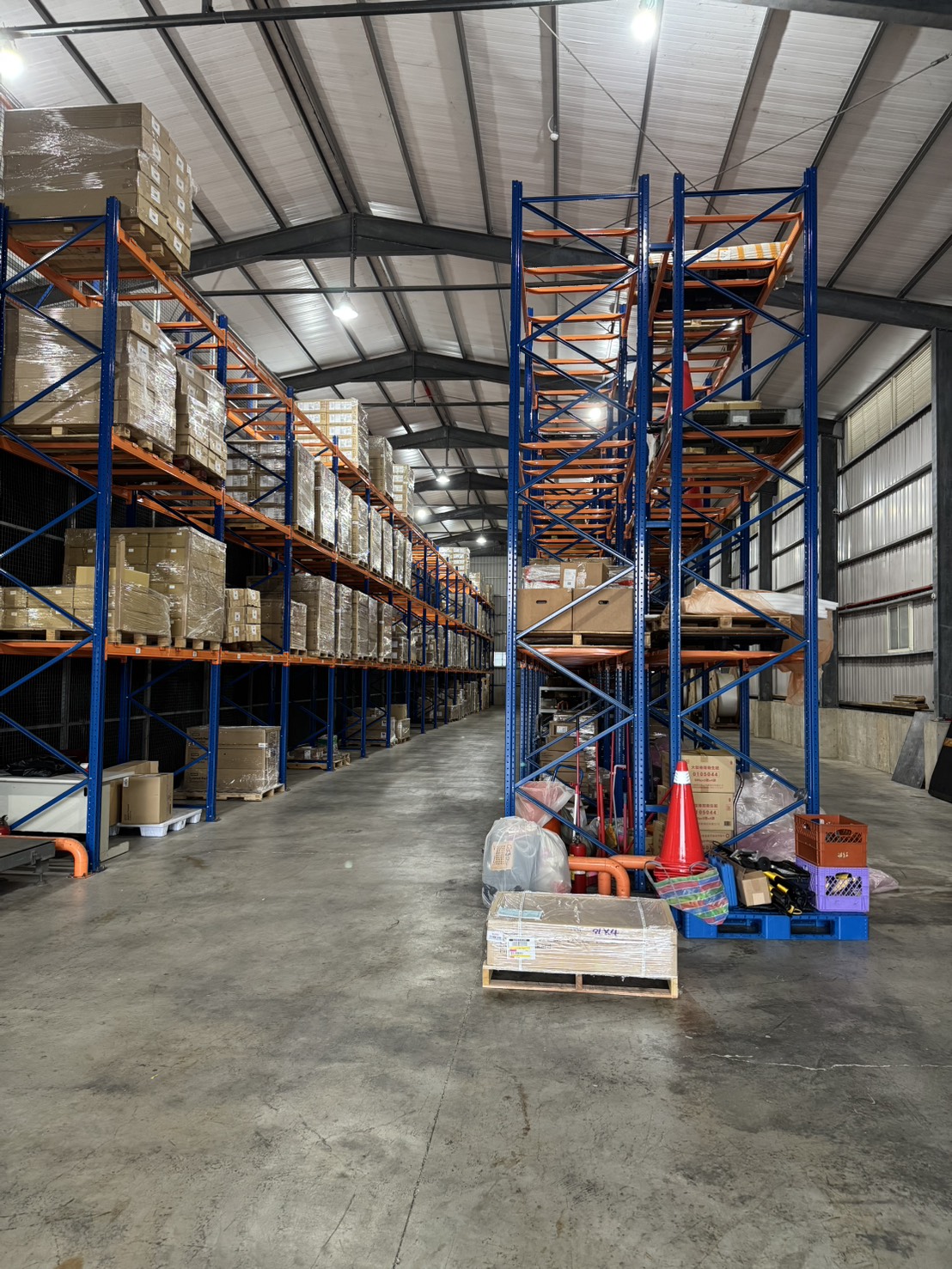 霖鍵通運倉儲料架區，擁有900+倉儲庫位專業管理服務