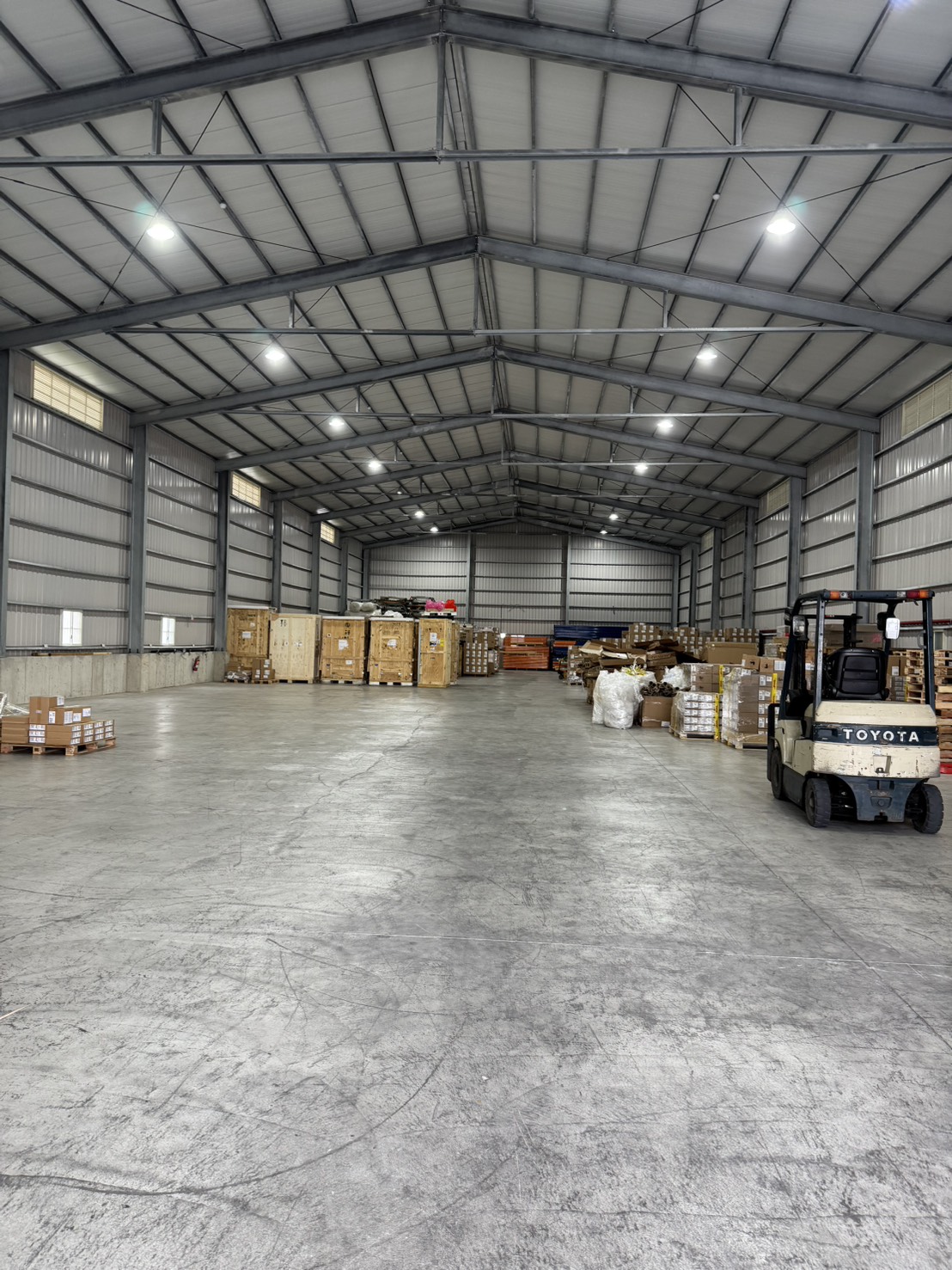 霖鍵通運專業理貨區提供高效率貨物整理與倉儲搬運服務