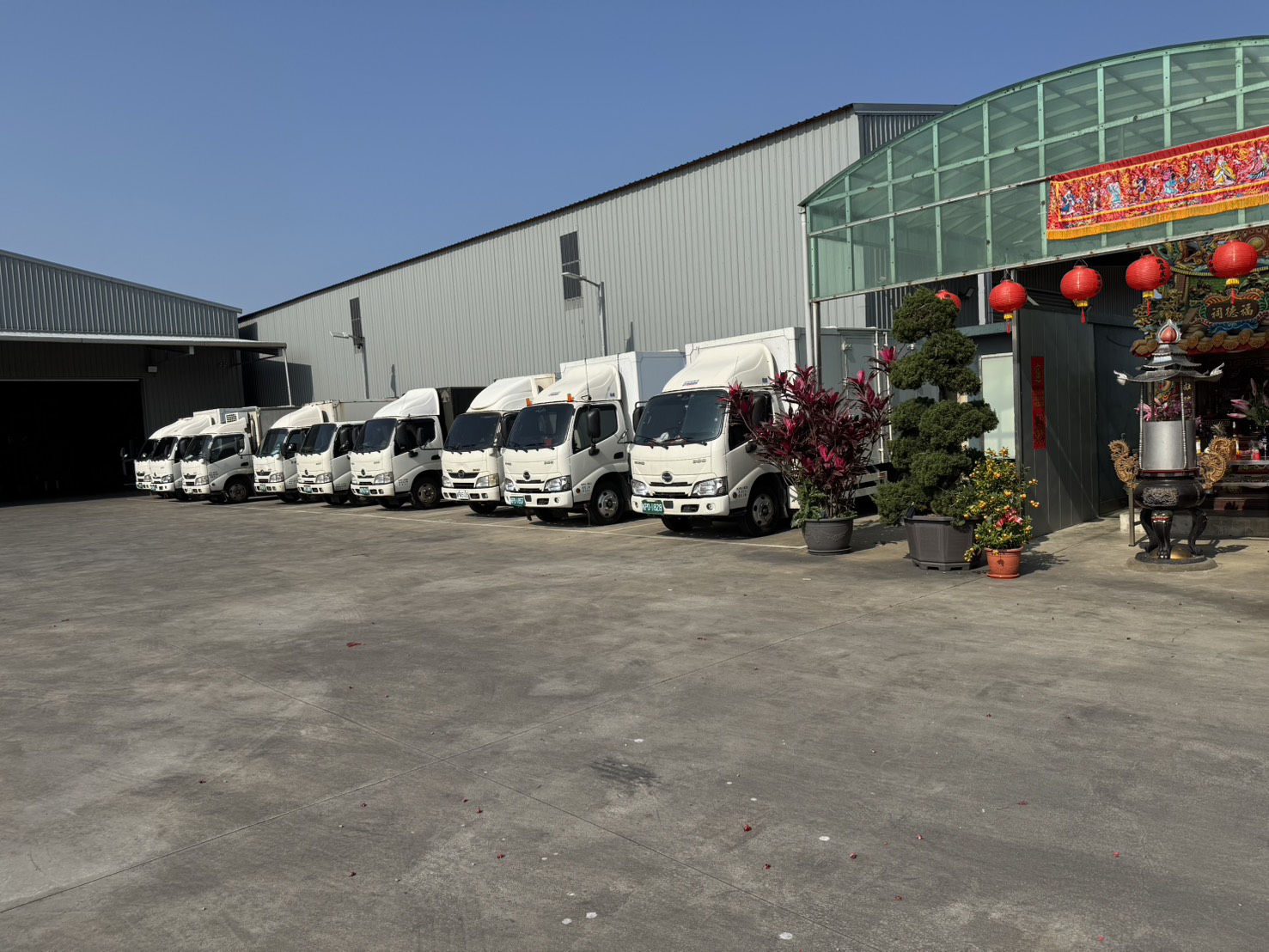 霖鍵通運專業運輸貨車車隊，提供全台灣快速可靠的B2B物流配送服務