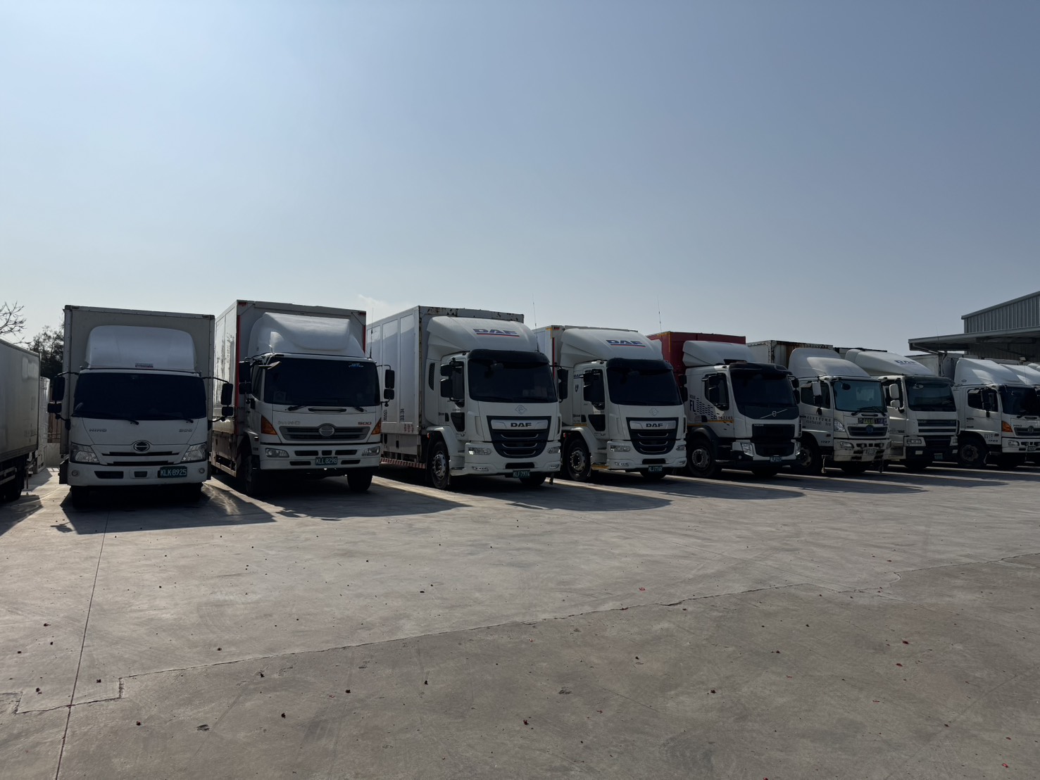 霖鍵通運多樣化專業車隊，各式物流運輸工具