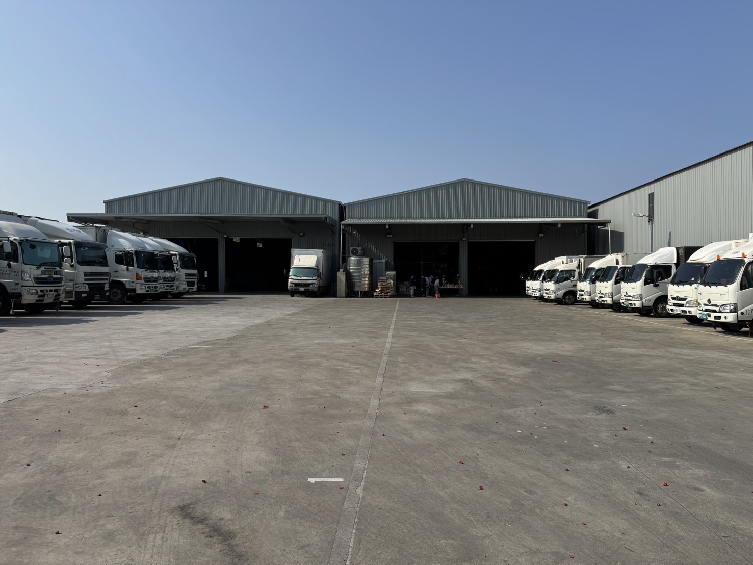 霖鍵通運專業貨運車輛，安全可靠物流服務